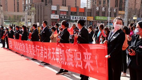 白(bái)衣執甲逆行出征，今朝凱旋榮耀故裏。4月15日下(xià)午，天昱·鳳凰城社區業主丁麗宏同志(zhì)任職蘭州市中(zhōng)醫醫院，作爲甘肅第四批援鄂的醫療英雄之一(yī)圓滿完成任務，在蘭州飯店(diàn)經過14天的隔離(lí)後，平安返回天昱· 鳳凰城的家中(zhōng)，與分(fēn)别許久的家人團聚。